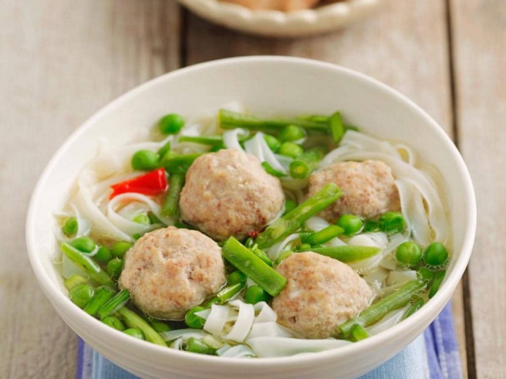 Cara Membuat Bakso Ayam Kuah Rumahan yang Lezat