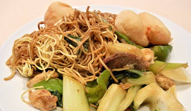 6 Cara Memasak Mie Goreng Sehat dan Lezat di Rumah