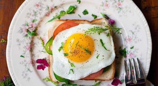 6 Olahan Telur Ayam Super Simpel Pas Buat Waktu Mepet